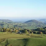 Feriehus Senezergues Garden Hideaway *