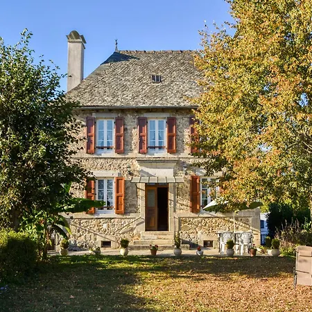 Senezergues Garden Hideaway