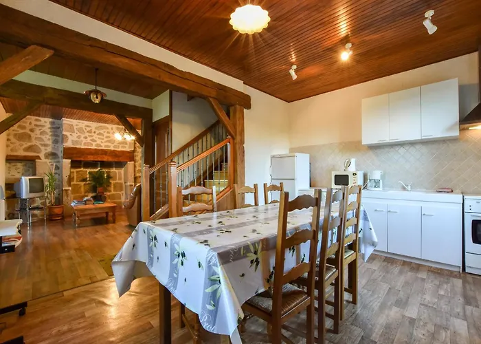 Senezergues Garden Hideaway Дом отдыха Cassaniouze