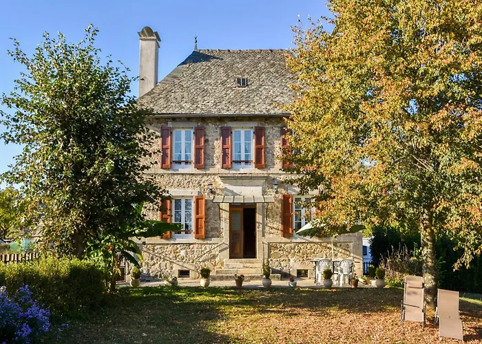 Senezergues Garden Hideaway